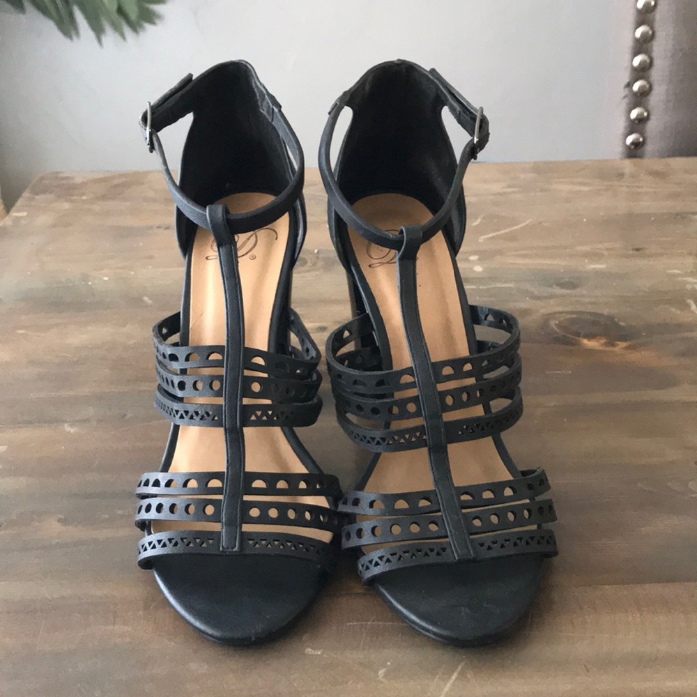 Adorable black heels!